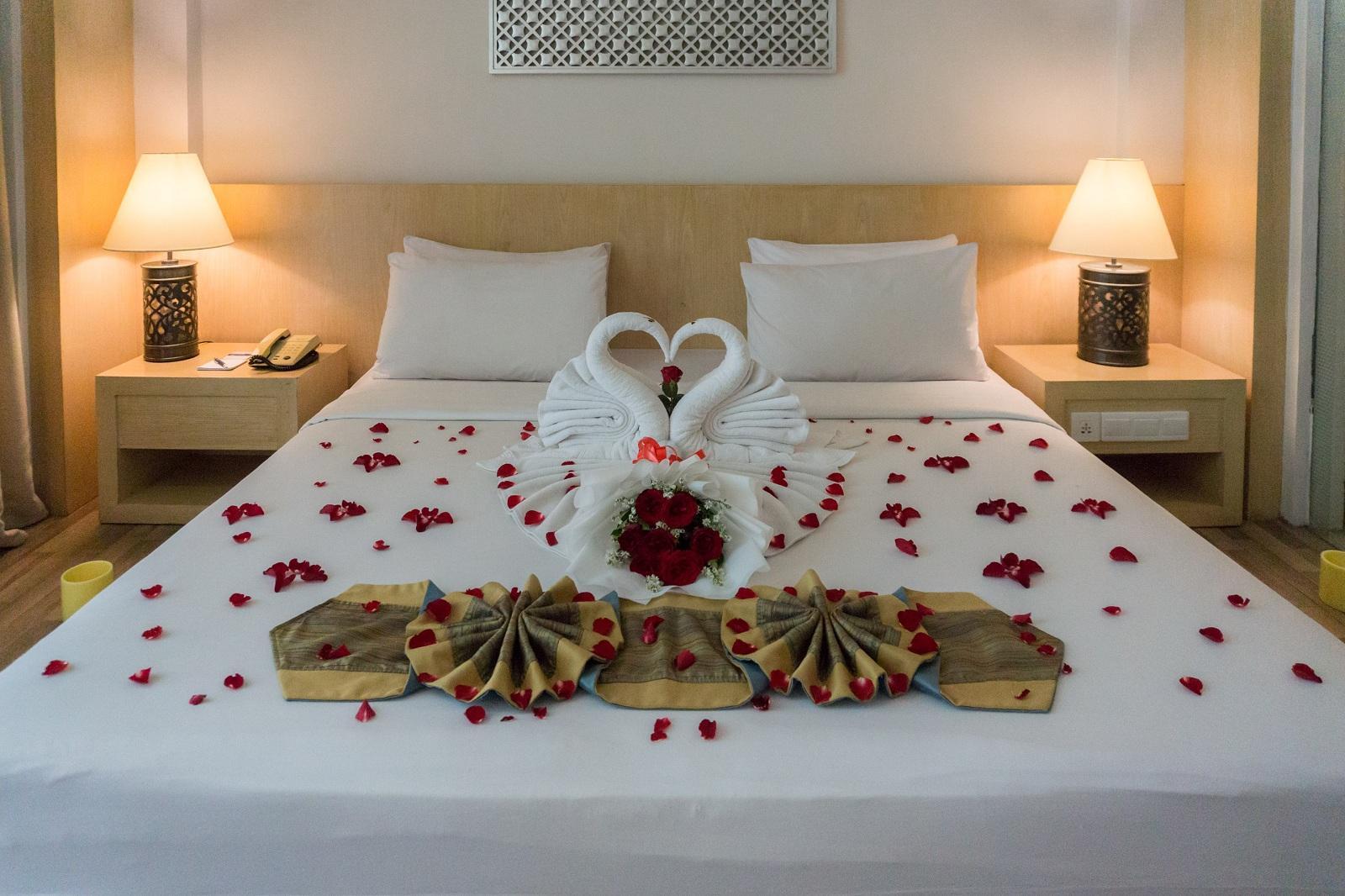 Le Grande Bali Hotel Uluwatu  Exterior photo A bed decorated for a honeymoon