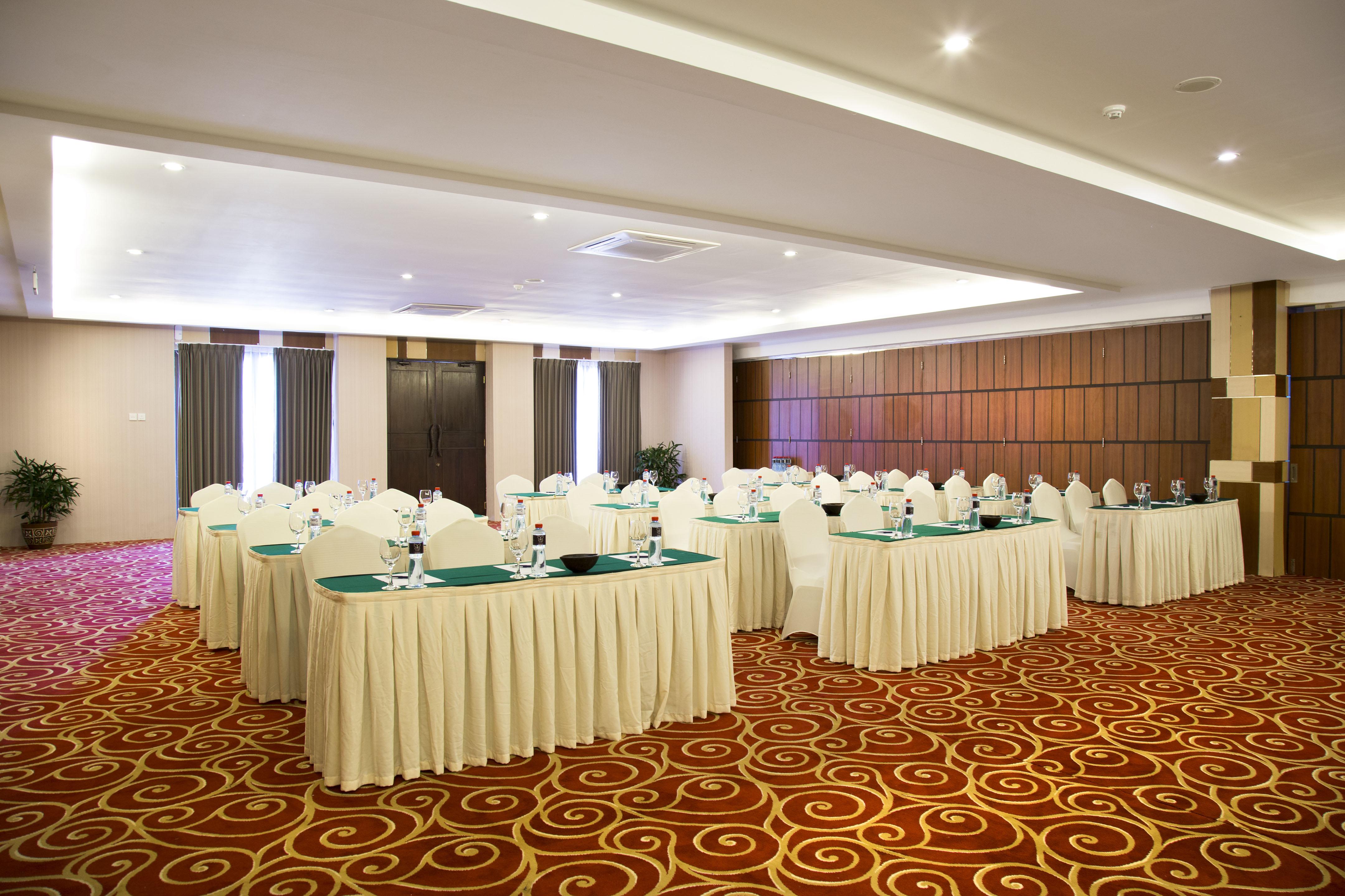 Le Grande Bali Hotel Uluwatu  Exterior photo A meeting room