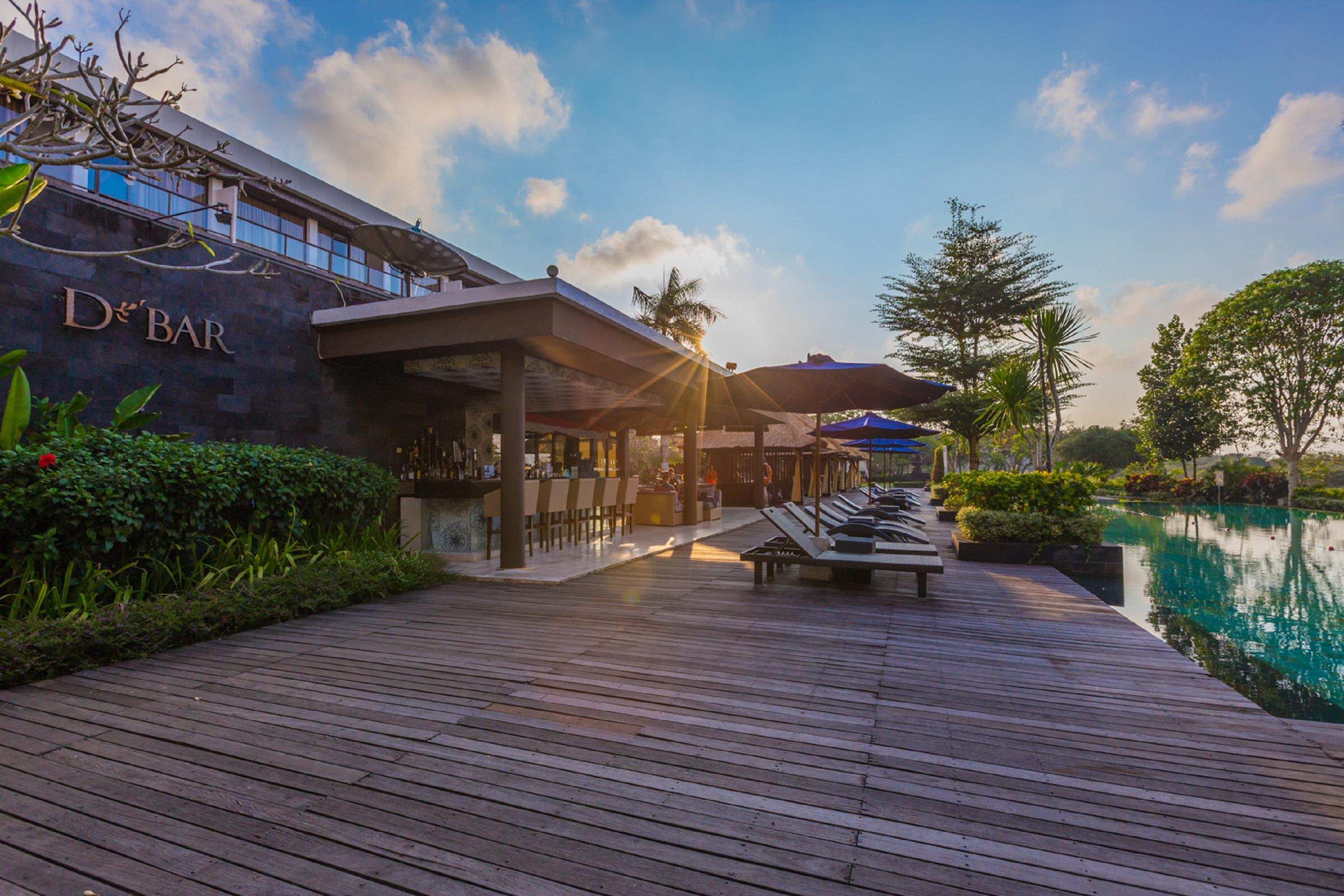 Le Grande Bali Hotel Uluwatu  Exterior photo The bar at the pool