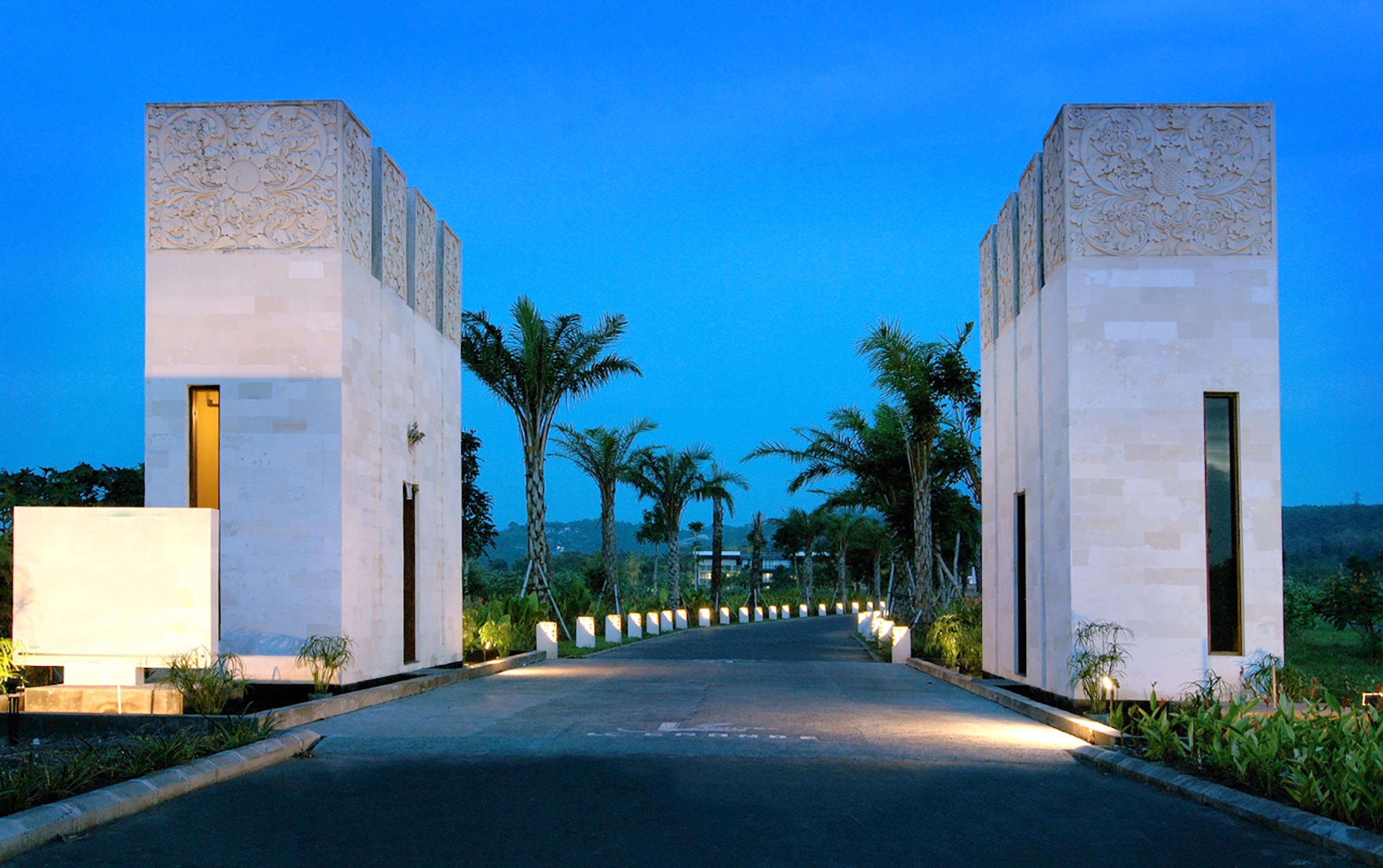 Le Grande Bali Hotel Uluwatu  Exterior photo Entrance to the resort