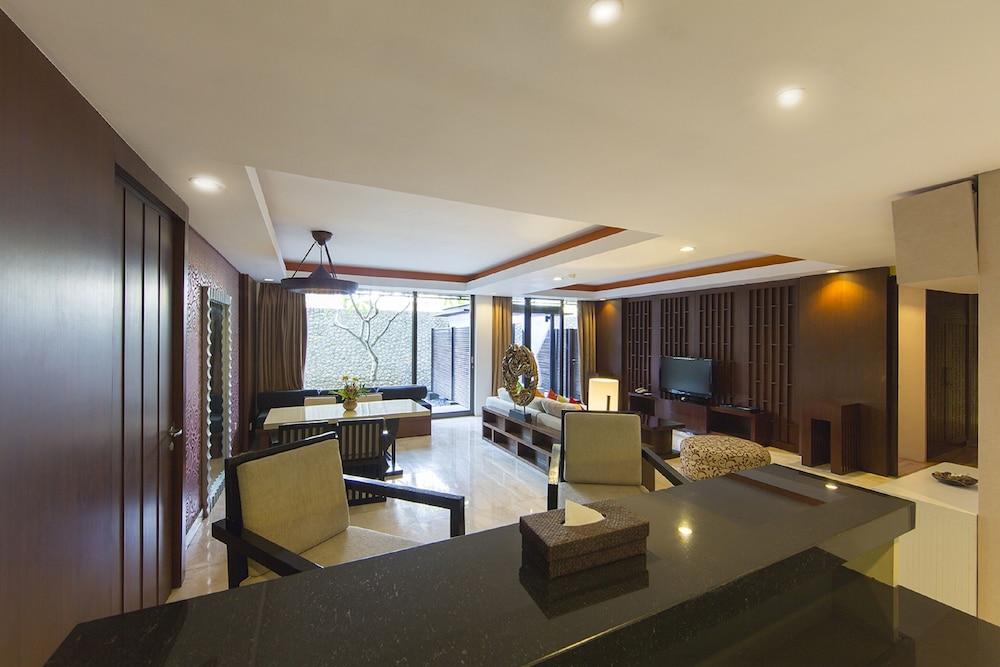 Le Grande Bali Hotel Uluwatu  Exterior photo A suite at the hotel
