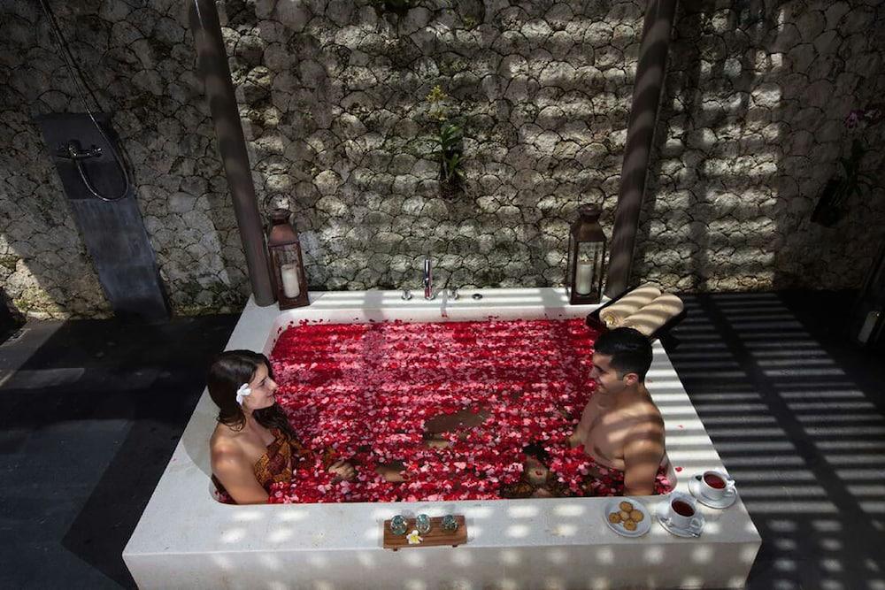 Le Grande Bali Hotel Uluwatu  Exterior photo A couple in a rose petal bath