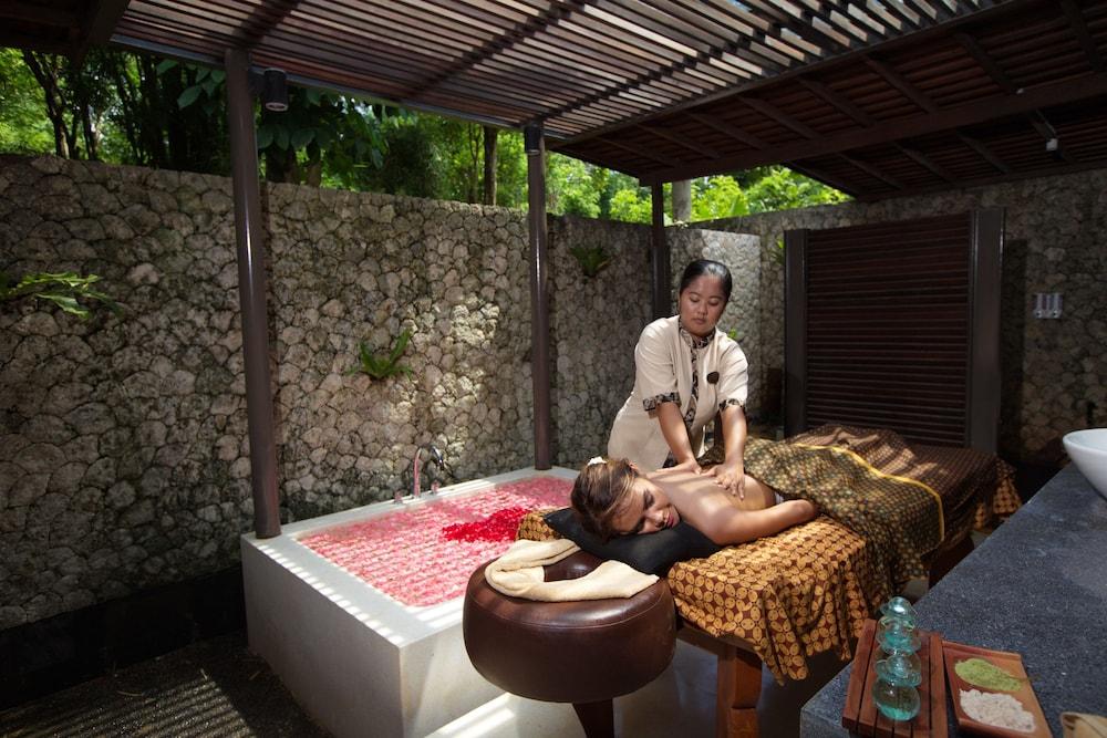 Le Grande Bali Hotel Uluwatu  Exterior photo A spa treatment in Bali, Indonesia